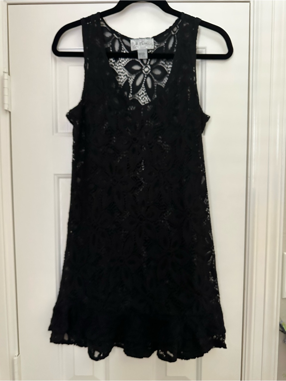 J. Valdi Floral Lace, Sleeveless Cover Up Dress
Sz S
Very Good Condition